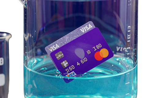 Visa und Mastercard Karten in einer leuchtenden Reagenzglas-Kolbe f&uuml;r CasinoLab Kreditkarten-Einzahlungen