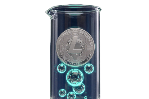 Litecoin LTC M&uuml;nze in Laborkolbe f&uuml;r schnelle CasinoLab Krypto-Transaktion